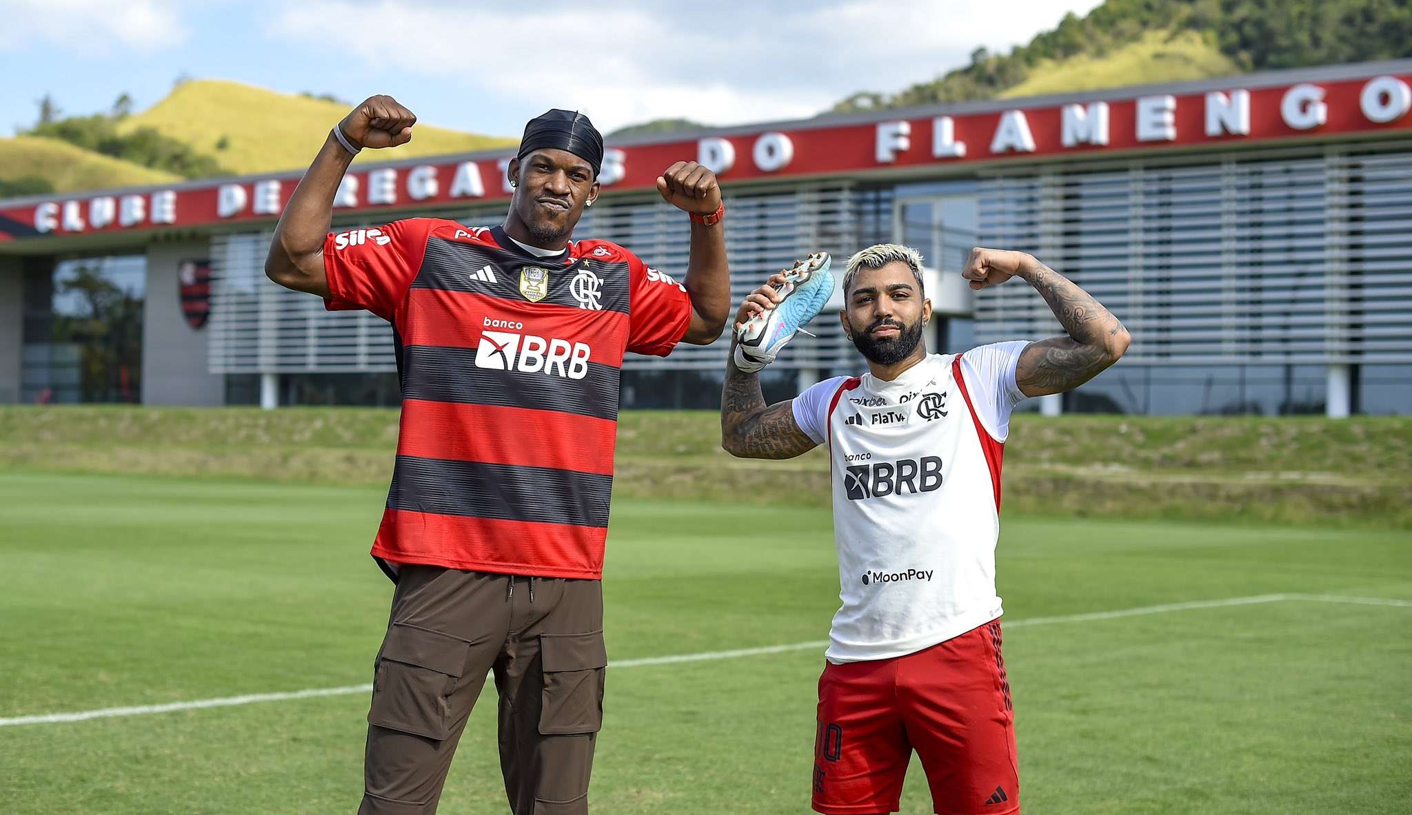 De férias, Jimmy Butler visita o Ninho do Urubu