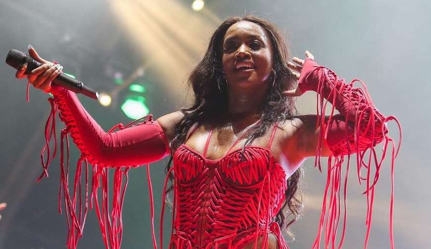 IZA diz que novo álbum está pronto e entusiasma fãs