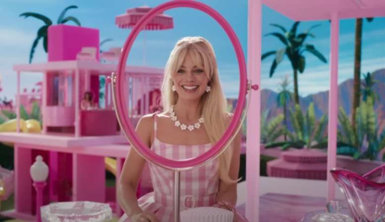 Margot Robbie mostra detalhes da casa da Barbie em vídeo