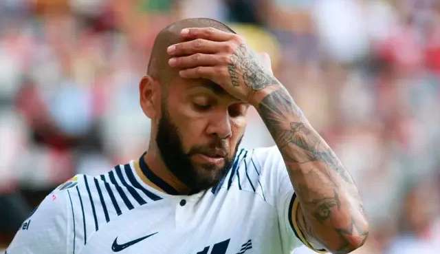 Daniel Alves se pronuncia pela primeira vez após prisão e se defende de acusações