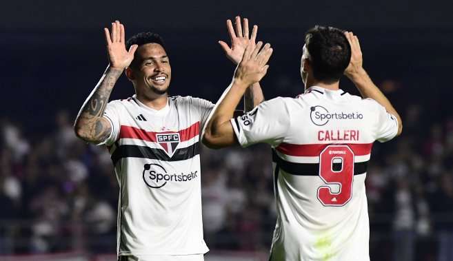 São Paulo vira sobre o Athletico Parananse e cola no G4