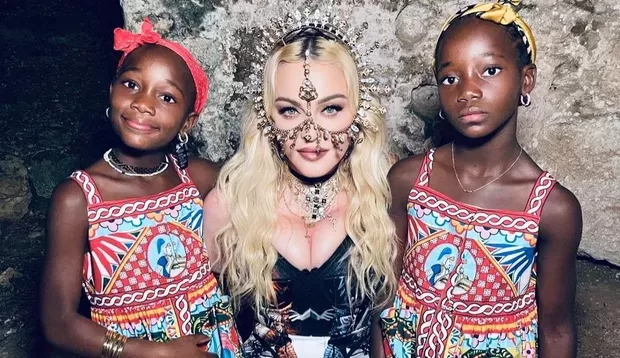 Madonna comemora formatura de filhas gêmeas Stella e Estere