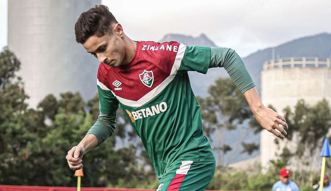 Fluminense oficializa a contratação do lateral-esquerdo Diogo Barbosa