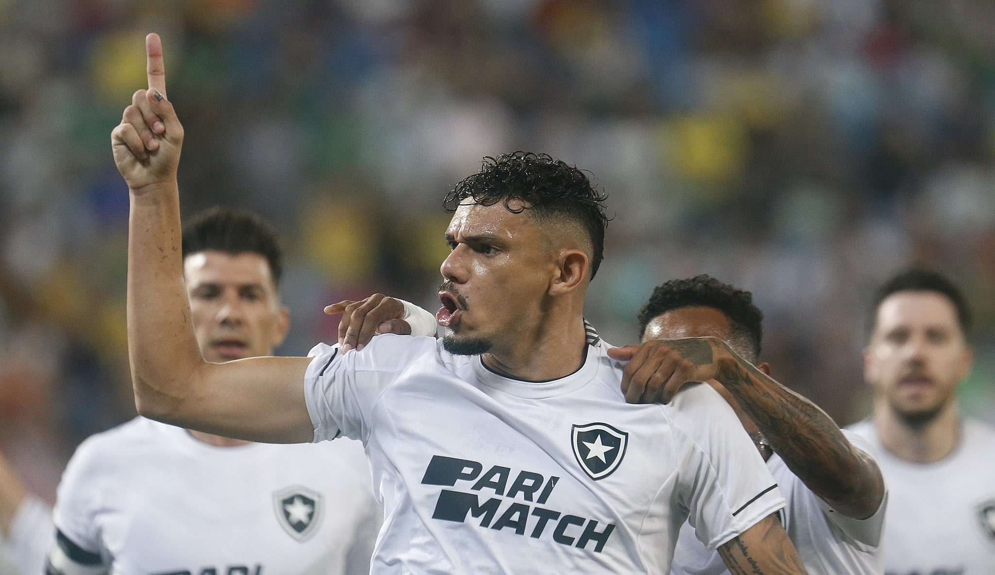 Botafogo é cirúrgico, vence Cuiabá e abre vantagem na liderança do Brasileirão