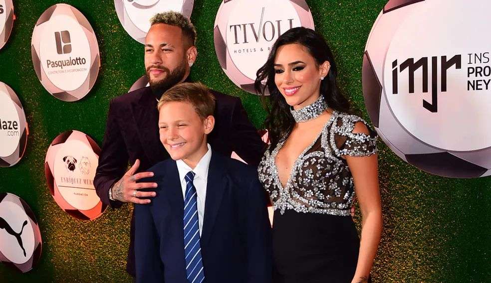 Neymar e Bruna Biancardi fazem aparição pública após jogador confessar traição