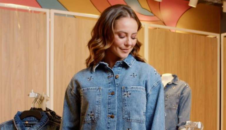Paolla Oliveira reforça moda democrática em collab jeans com Pernambucanas