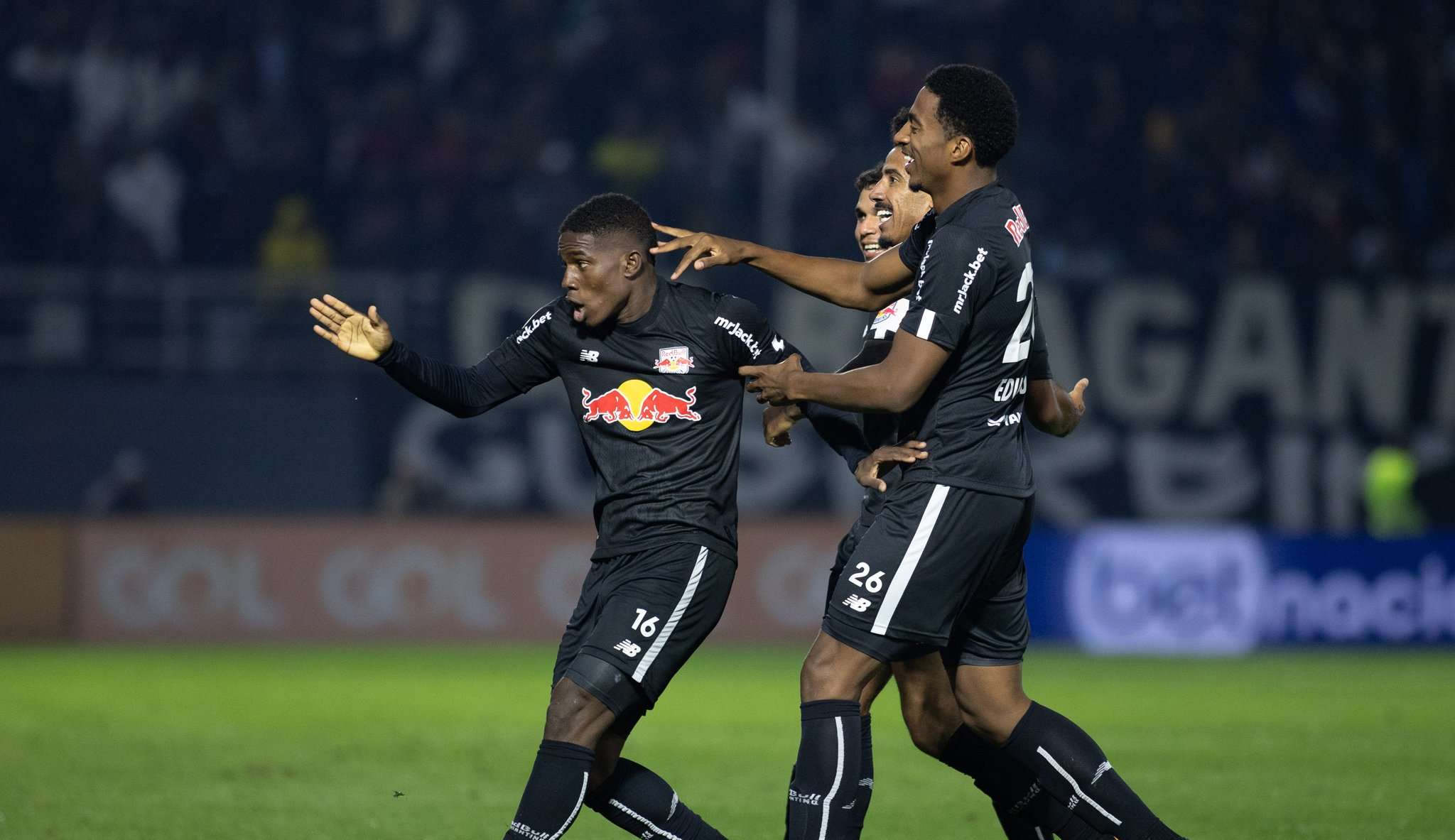 Red Bull Bragantino não toma conhecimento e atropela Flamengo dentro de casa