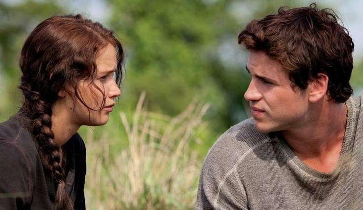 Jennifer Lawrence se explica sobre beijo desconfortável com Liam Hemsworth