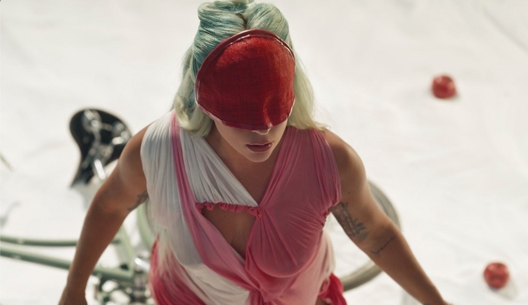 Lady Gaga lança clipe de seu mais novo sucesso 911