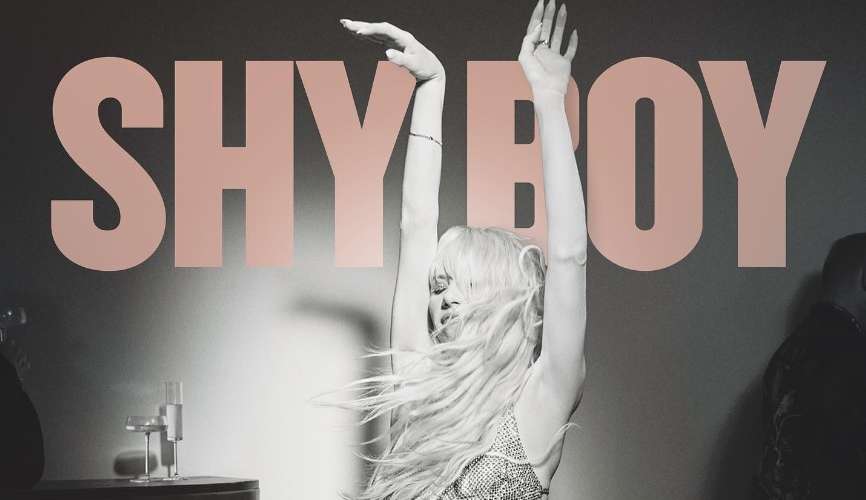 Carly Rae Jepsen demonstra toda a sua paixão em nova música