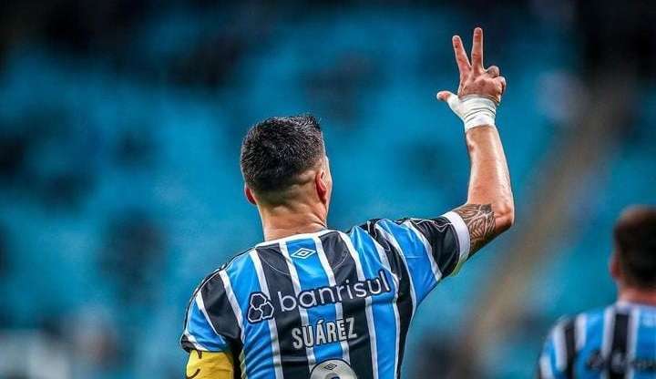 Suárez ironiza chance de aposentadoria em celebração de gol pelo Grêmio