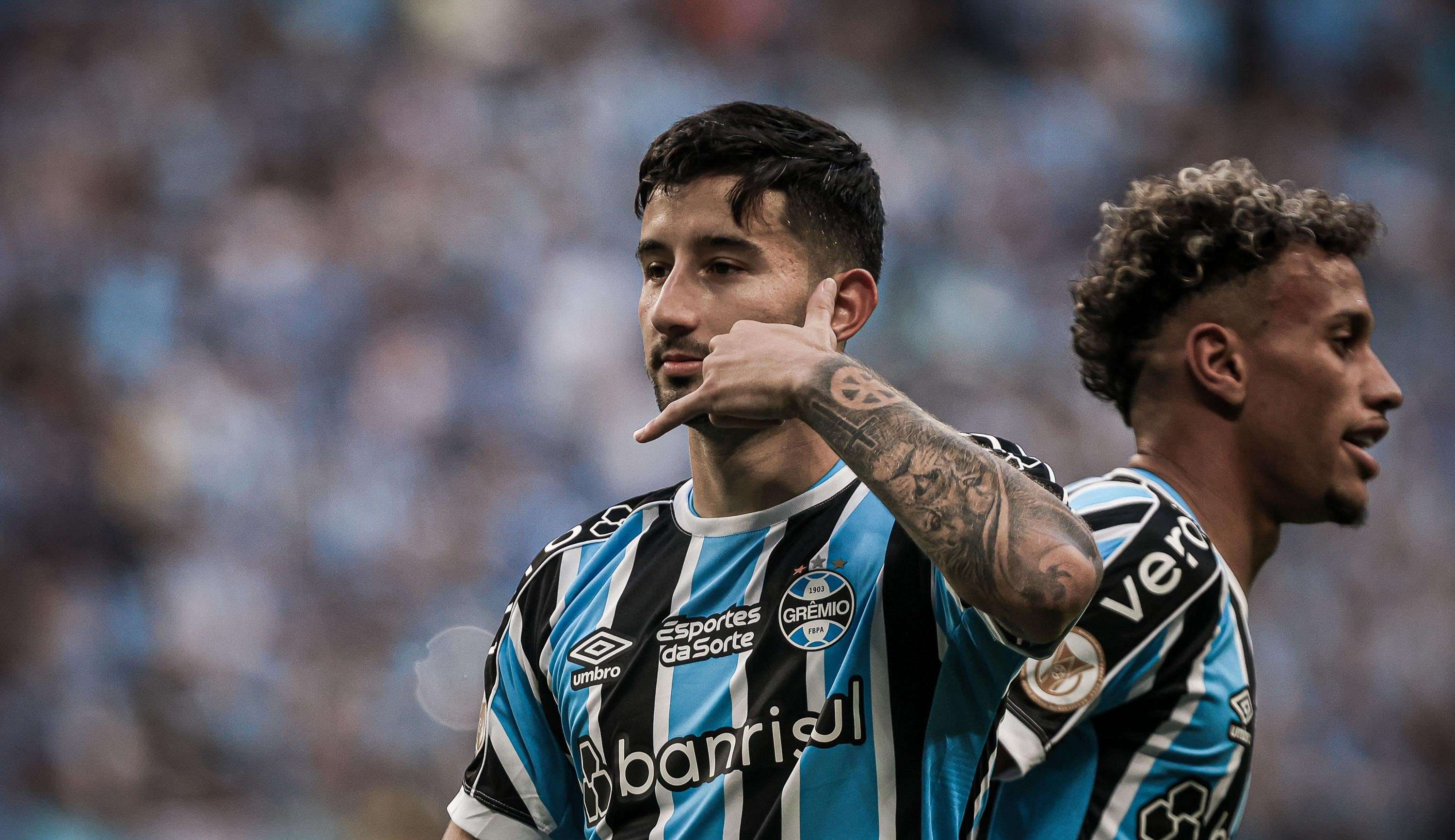 Grêmio goleia Coritiba e assume a vice-liderança do Brasileirão
