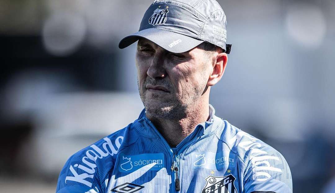 Paulo Turra assume o comando no Santos e conduz sua primeira sessão de treinamento com o elenco