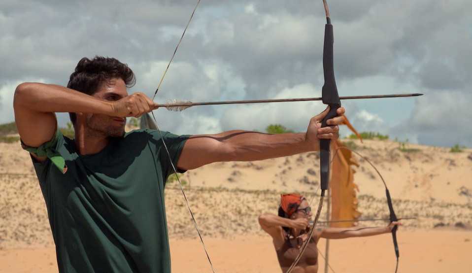 O amor está no ar: Em “/No Limite”/, André Martinelli ataca de cupido e integrantes de tribo viram memes na rede