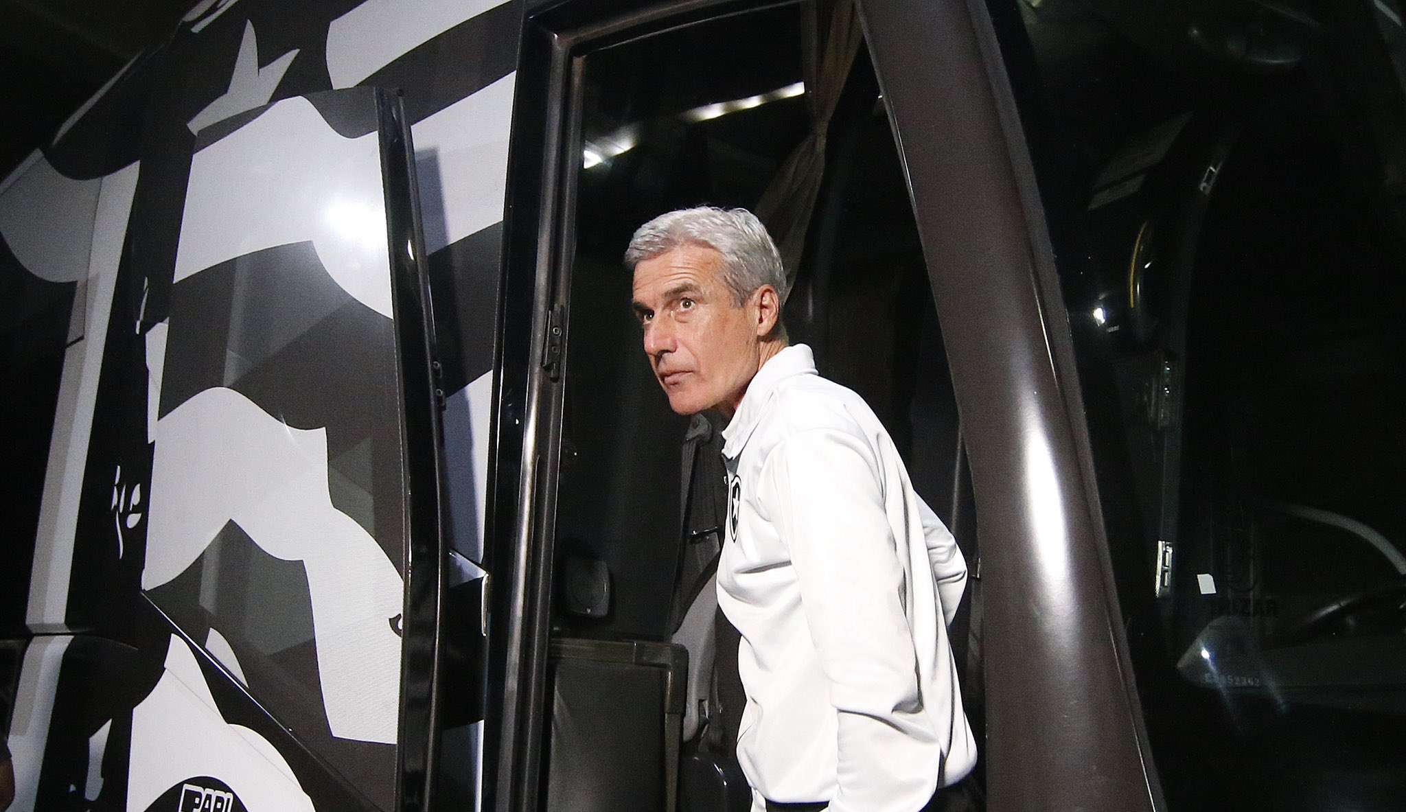 Entenda os principais motivos para Luís Castro sair ou continuar no Botafogo