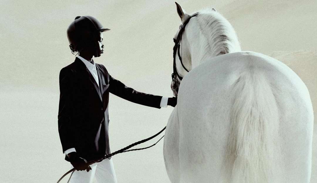 Saint Laurent lança coleção em parceria com Longines Paris Eiffel