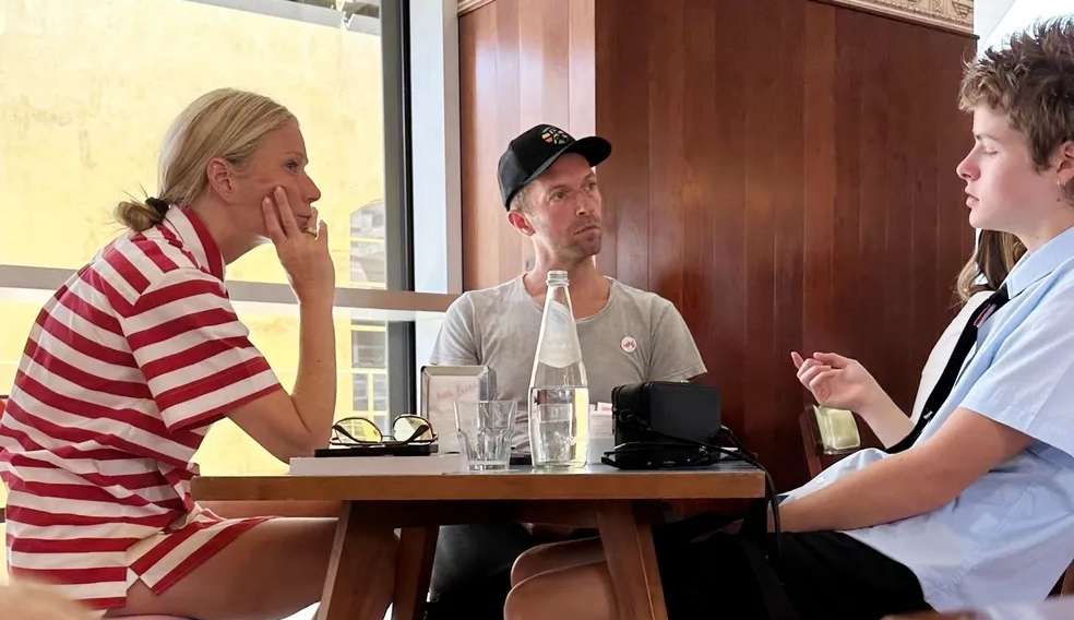 Gwyneth Paltrow e Chris Martin são vistos com semblante sério em Milão