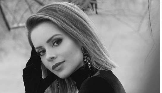 Sandy recebe críticas por tirar fotos com fãs afastados por uma grade