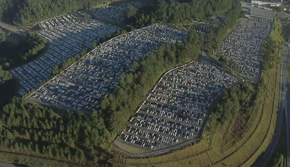 Multidão de carros é registrada em pátio da Volkswagen no ABC Paulista