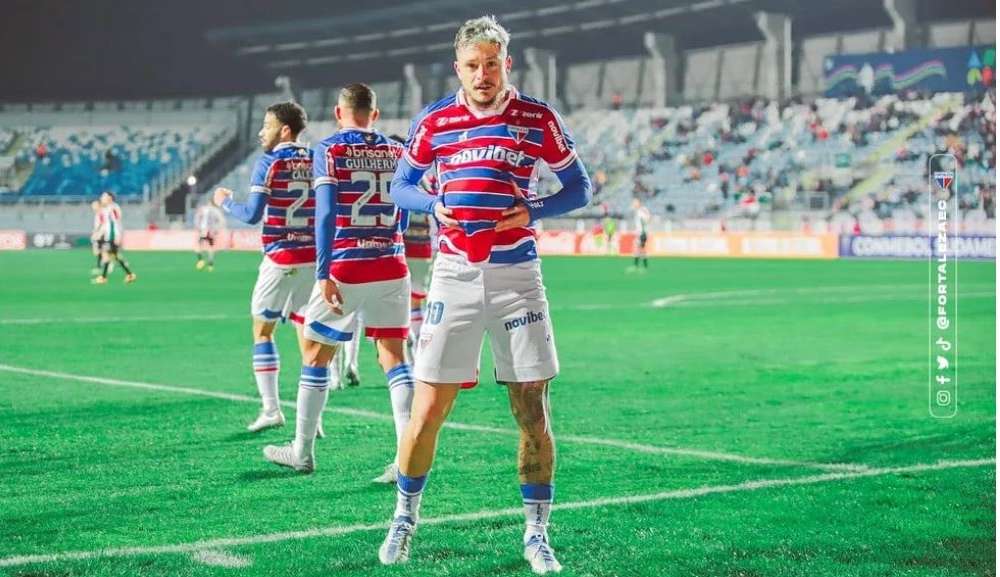 Lucas Crispim celebra gol após três meses de jejum e dedica a filho