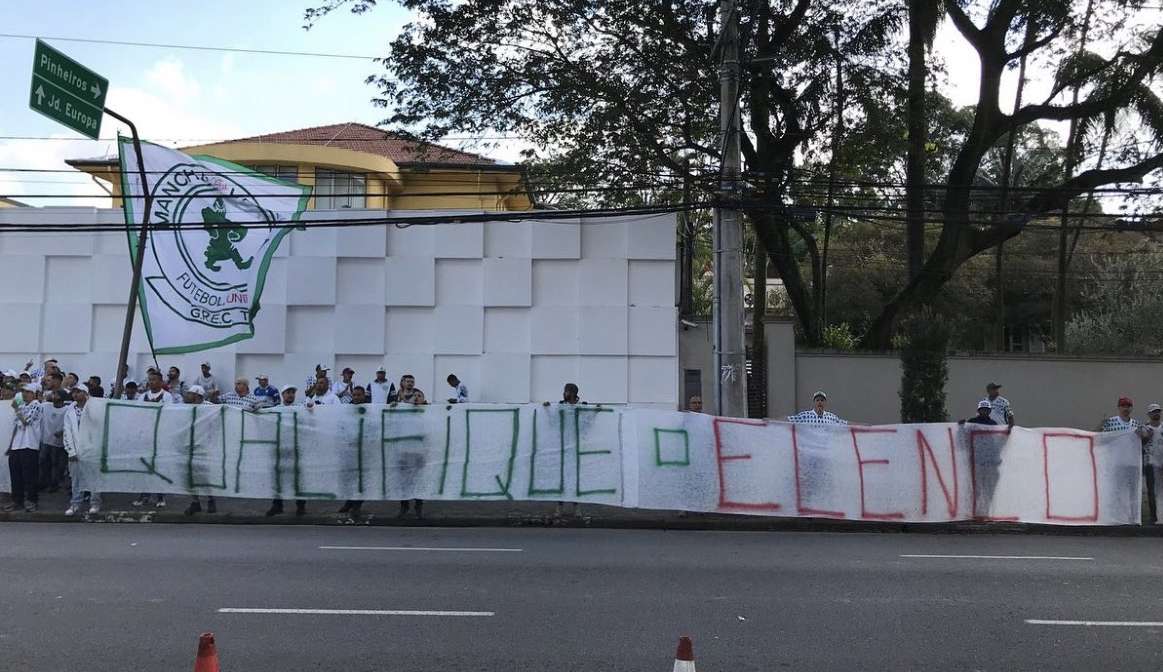 Mancha Alviverde protesta contra Leila Pereira, organizada exige reforços