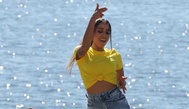 De volta ao Brasil, Anitta grava comercial no aterro do Flamengo