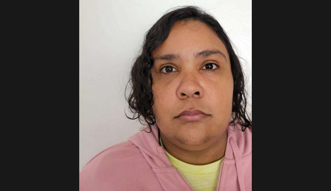 Mulher de 42 anos que fingia ser criança para aplicar golpes é presa