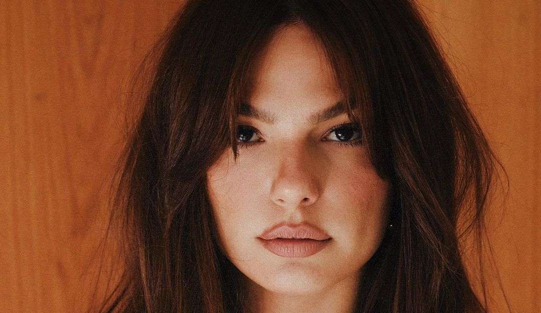 Isis Valverde defende a mãe de comentários etaristas