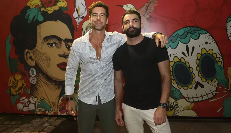 Marcos Pitombo e namorado Iaaser Kaddourah fazem primeira aparição pública