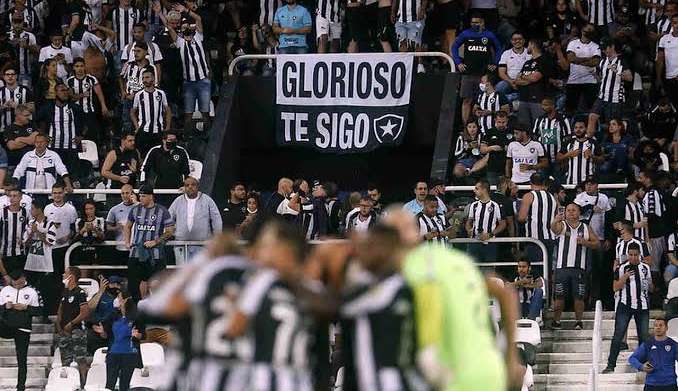 Torcida do Botafogo protesta contra Luís Castro após saber de sua saída