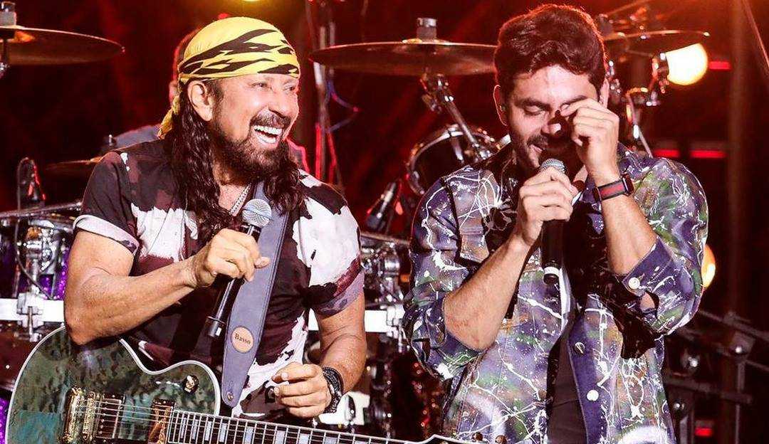 Durante Live com Bell Marques, Rodolffo manda beijo para Juliette