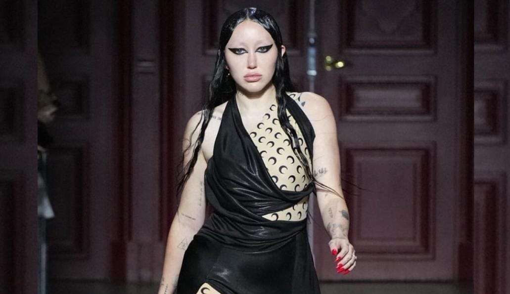 Noah Cyrus é criticada por sua aparência e relembra situação vivida na infância