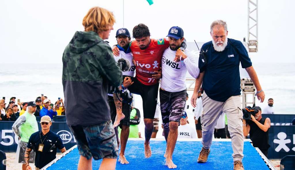 Filipe Toledo se machuca em etapa brasileira do Circuito Mundial da WSL