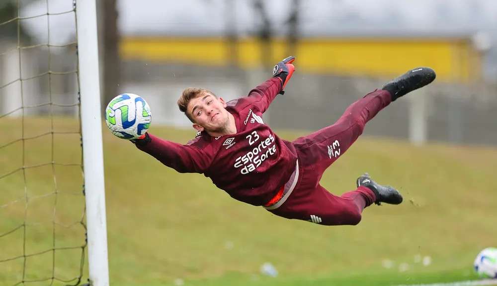 Léo Linck ganha outra oportunidade no Athletico com a ausência de Bento contra o Palmeiras