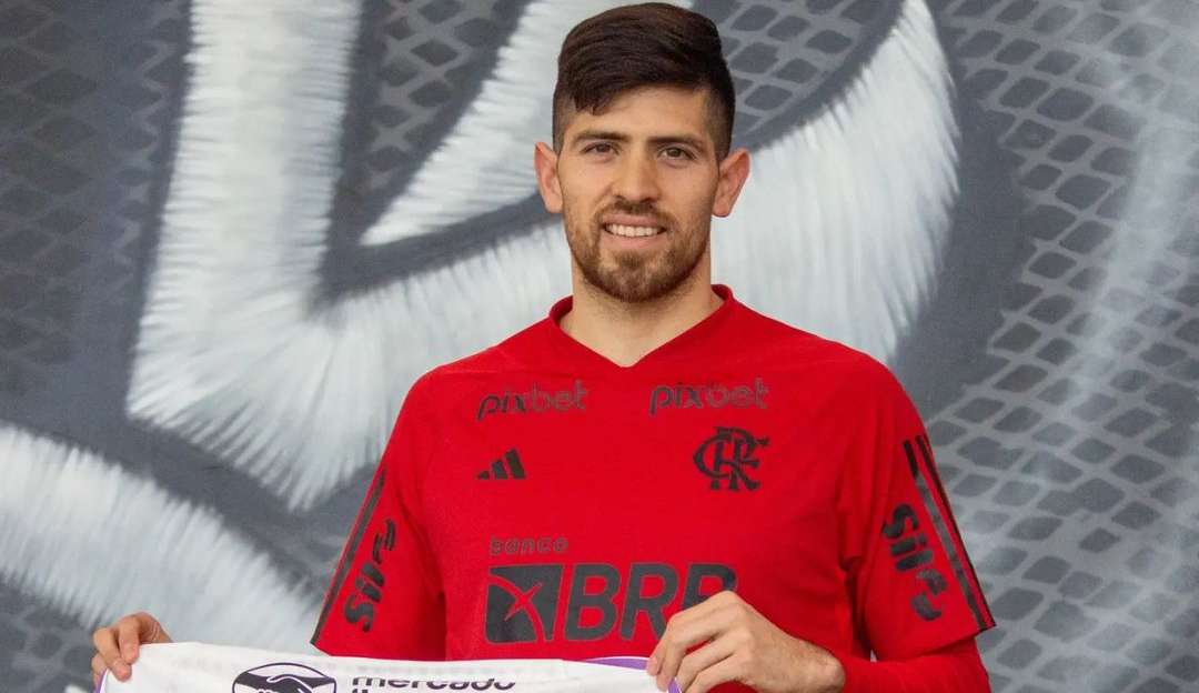 Goleiro Rossi é apresentado no Flamengo após chegar por pré-contrato