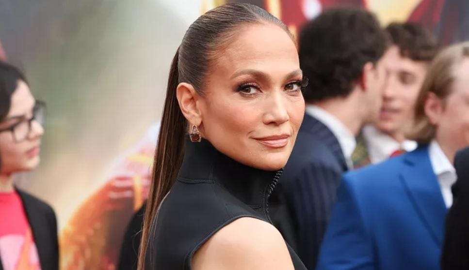 Jennifer Lopez é fotografada enquanto escolhe banheira para novo lar com Ben Affleck