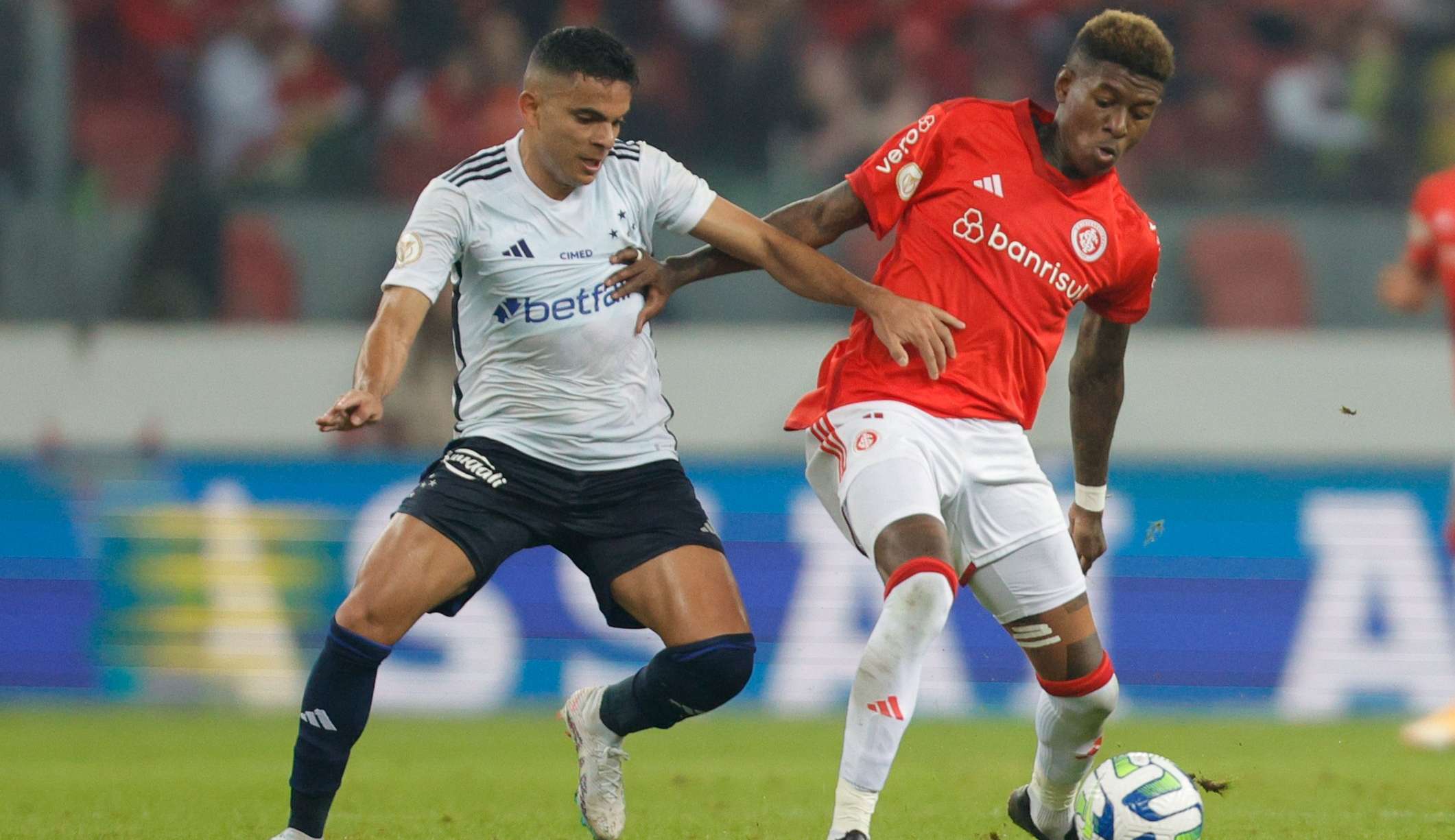 Mesmo com um jogador a menos, Cruzeiro segura empate com o Internacional