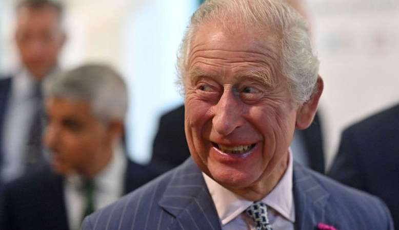 Rei Charles III libera novamente nudismo em praia da Inglaterra