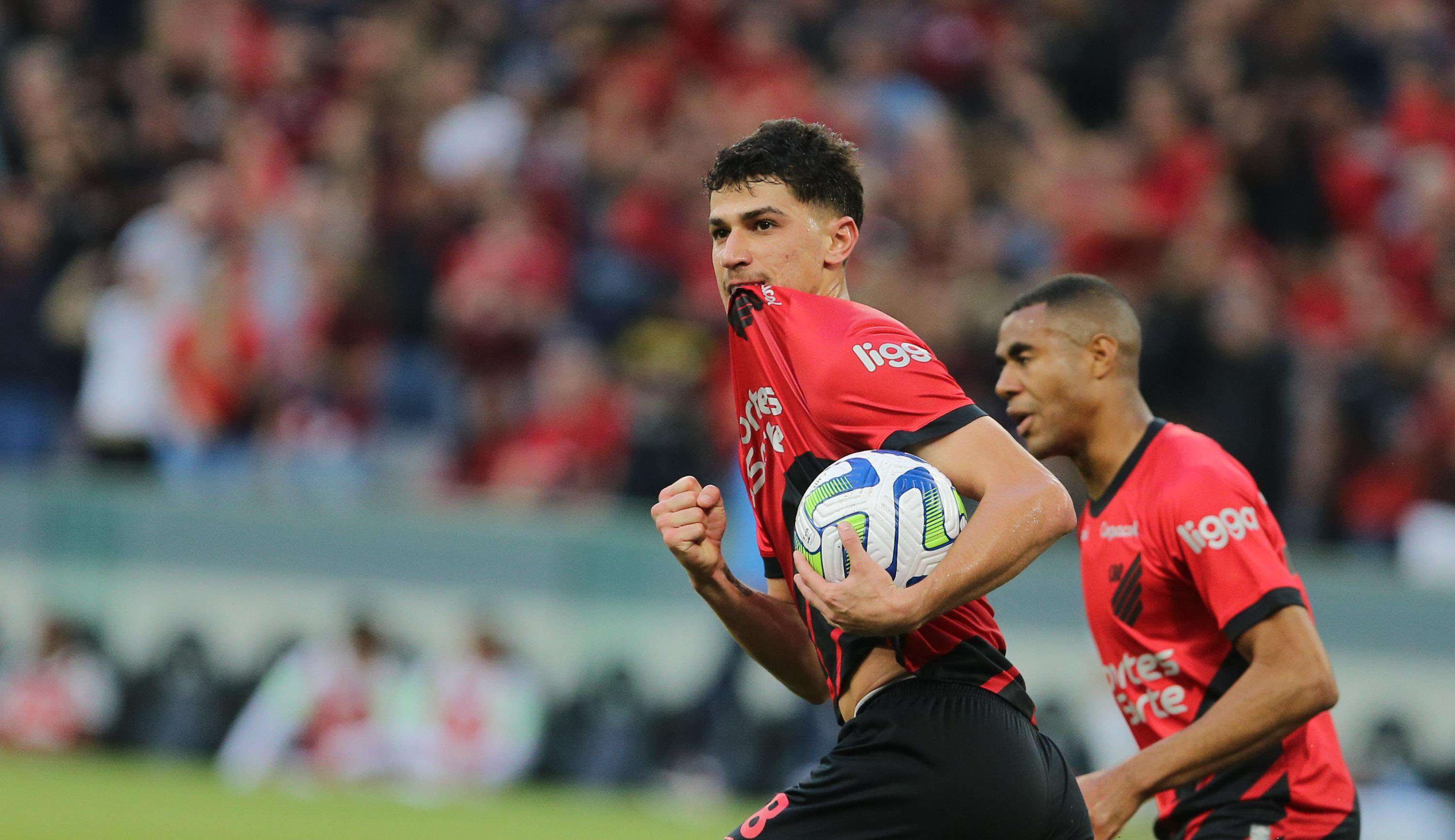 Palmeiras sai na frente, mas Athletico se recupera e busca empate no Campeonato Brasileiro