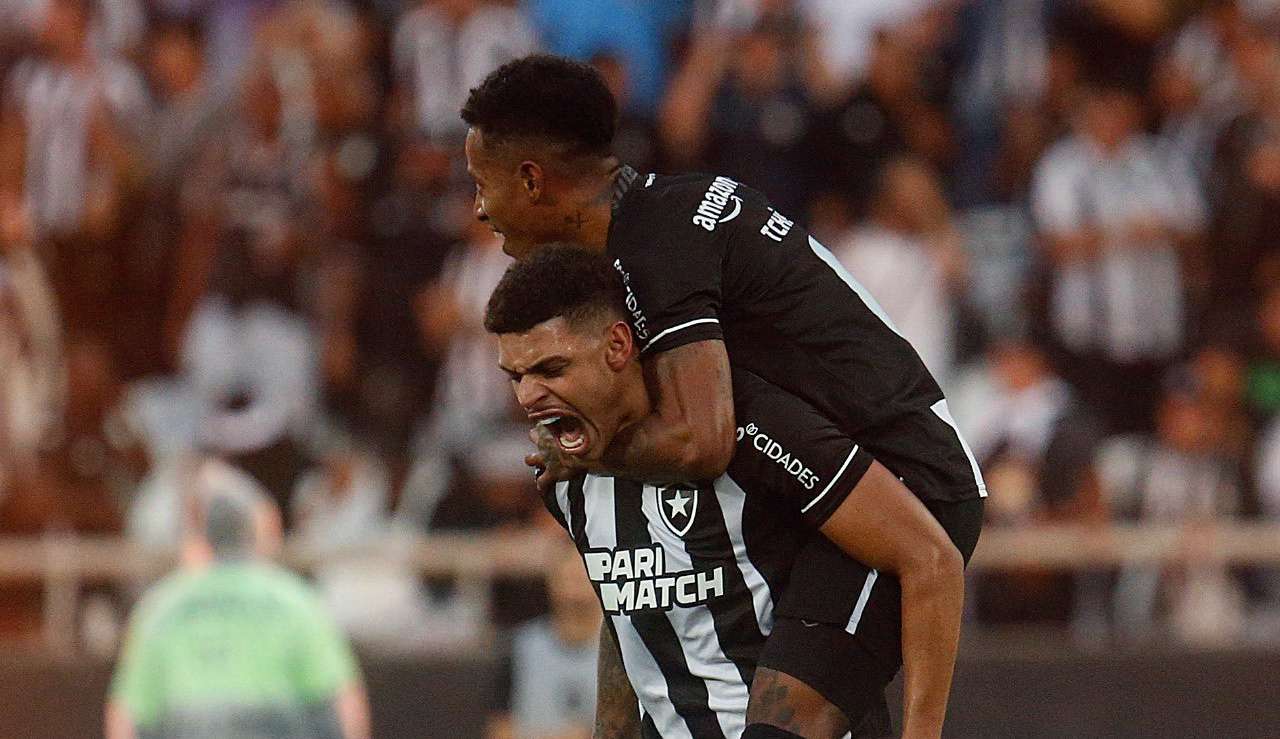Botafogo vence clássico contra o Vasco e segue isolado na liderança do Brasileirão