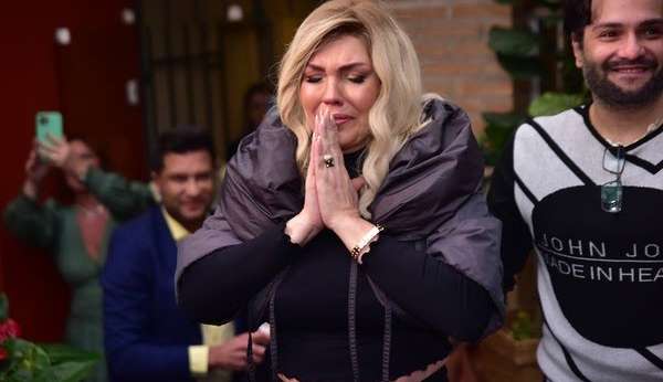 Simony se emociona ao ganhar festa surpresa de amigos e familiares