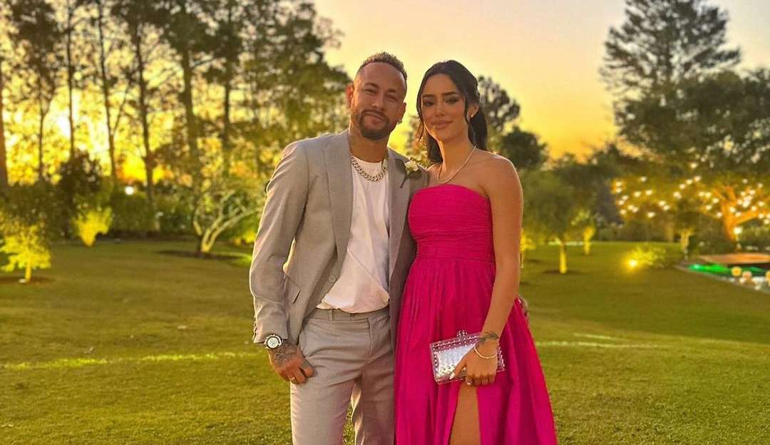 Neymar e Bruna Biancardi chegam em festa separados e evitam posar juntos para fotos