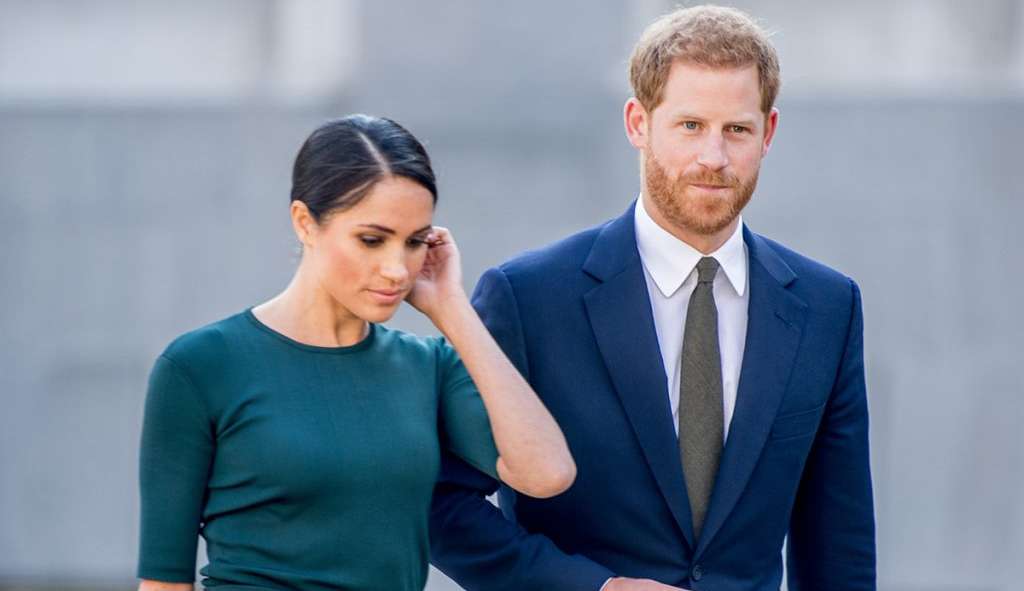 Meghan Markle é fotografada sorridente ao lado do Príncipe Harry em Santa Bárbara