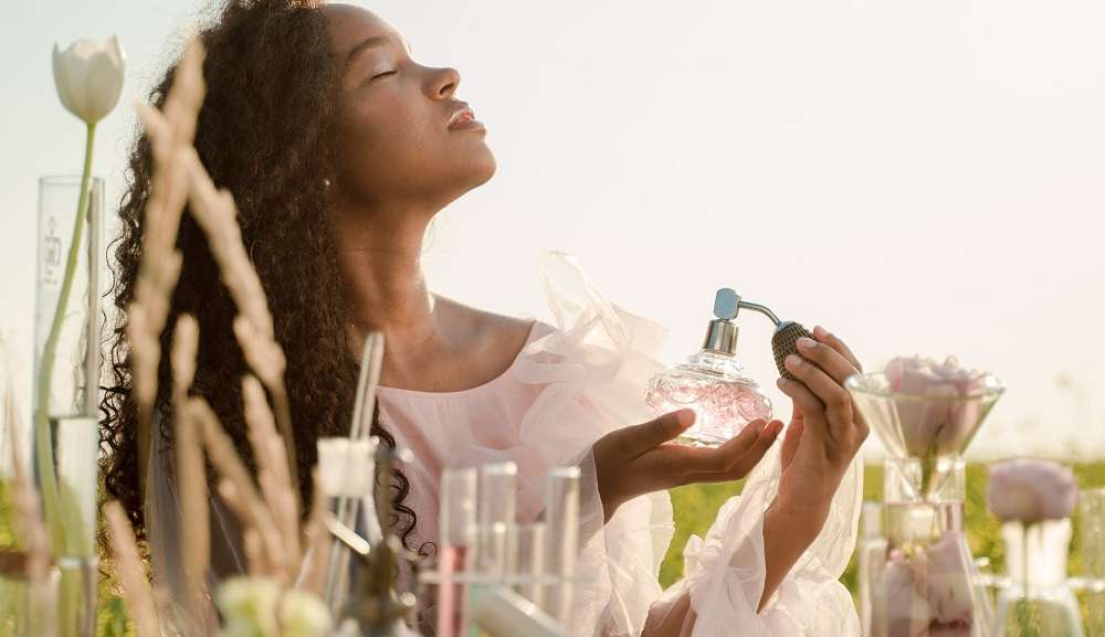 Perfume, eau de toillete e outras fragâncias têm fixação e duração diferentes