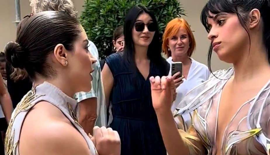 GKay e Camila Cabello se encontram durante desfile da Iris Van Herpen em Paris