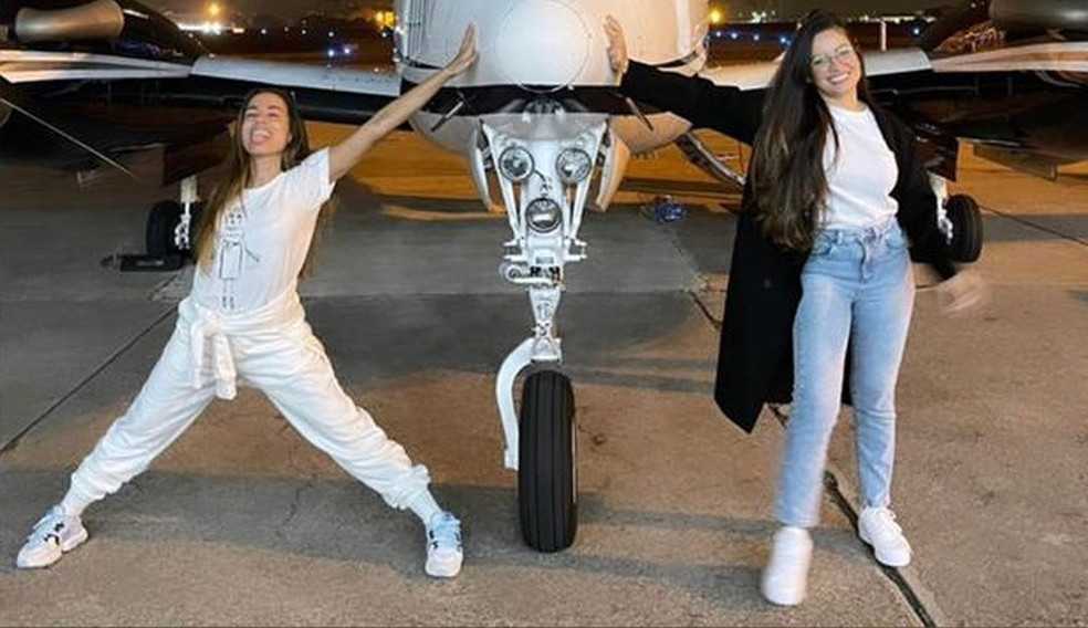 Juliette e Anitta viajam juntas em um jatinho