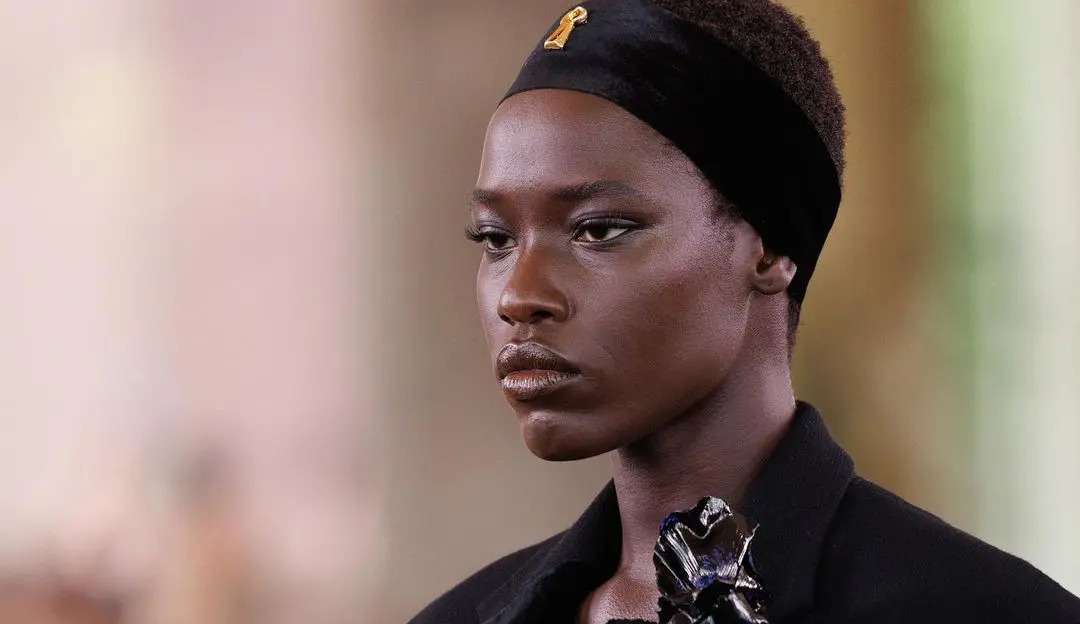 Schiaparelli aposta em acessório dos anos 90 no desfile em Paris