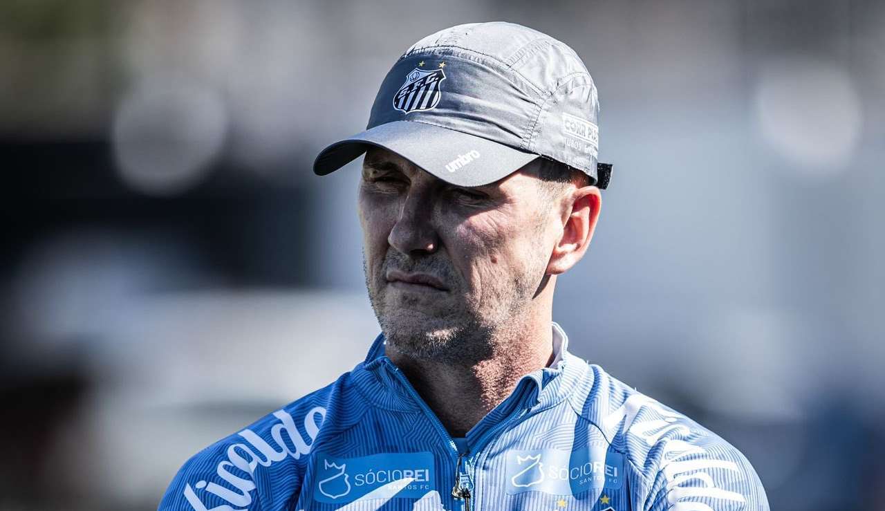 Paulo Turra anuncia afastamento de Daniel Ruiz, Ivonei e Ed Carlos no Santos