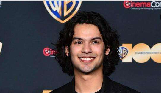 “Besouro Azul”: Xolo Maridueña comenta que roupa é “simplesmente incrível”