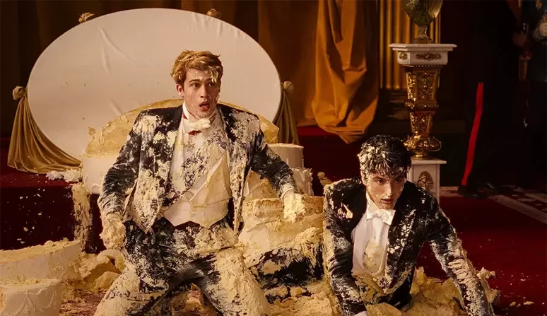 Prime Video divulga novo teaser de “Vermelho, Branco e Sangue Azul”